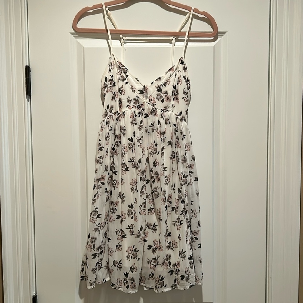 Beautiful HOLLISTER Dress - Picture 3 of 14